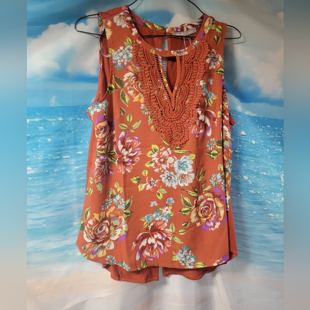 Daniel rainn NWT Petite Medium Ladies Sleeveless Floral‎ Top